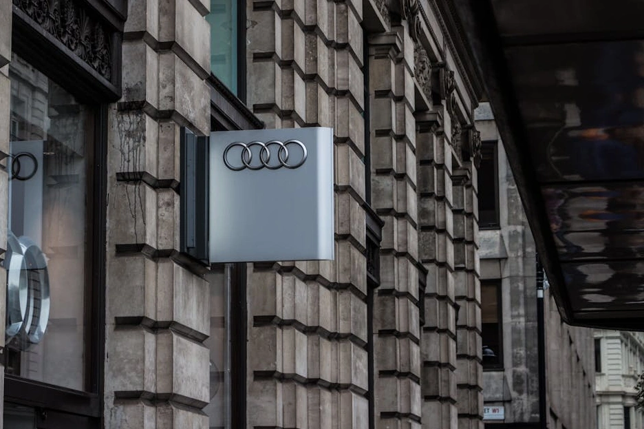 Kreatywny proces projektowania identyfikacji wizualnej marki.