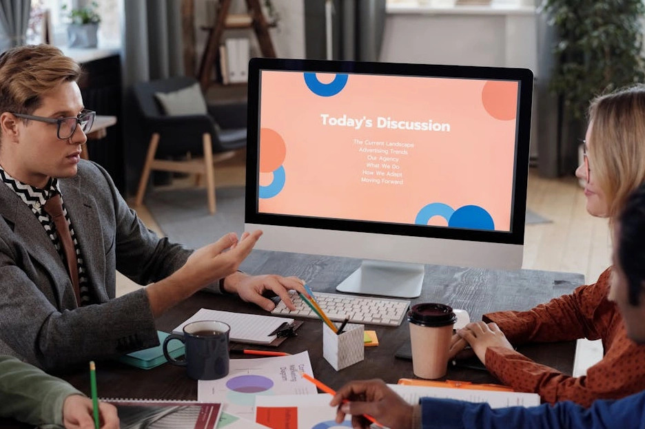 Zespół kreatywny Bold Brand Agency podczas burzy mózgów.